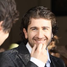 Alessandro Siani sorride all'amico in una scena di La peggior settimana della mia vita