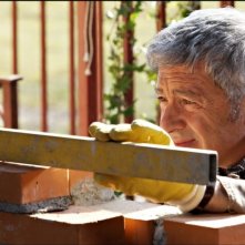 Antonio Catania perfezionista alle prese con il suo muretto in una scena de La peggior settimana della mia vita
