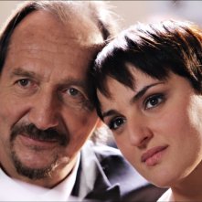 Arisa e Andrea Mingardi innamorati in una scena de La peggior settimana della mia vita