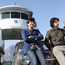 Fabio De Luigi e Alessandro Siani sul Lago di Como in una scena de La peggior settimana della mia vita