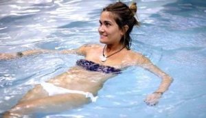 Grande Fratello 12: Caterina Siviero in piscina