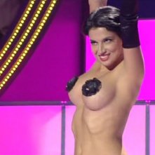 Grande Fratello 12: Claudia Letizia durante una performance burlesque