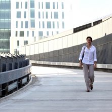 Il mio domani: Claudia Gerini cammina tra i palazzi in una scena tratta dal film