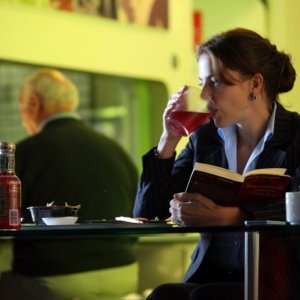 Il mio domani: Claudia Gerini in una tavola calda sorseggia una bibita mentre riflette sui suoi problemi