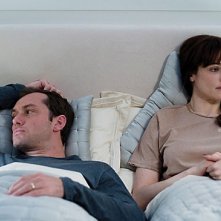 Jude Law e Rachel Weisz in una scena di 360