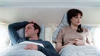 Jude Law e Rachel Weisz in una scena di 360