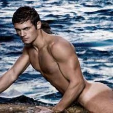 Mario Ermito posa completamente nudo in piscina