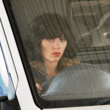 Scarlett Johansson in un intenso primo piano durante la lavorazione di Under the Skin