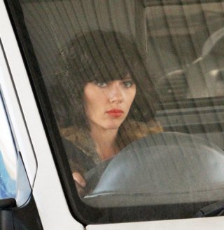 Scarlett Johansson in un intenso primo piano durante la lavorazione di Under the Skin
