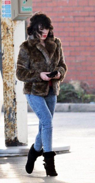 Scarlett Johansson, sexy aliena, si aggira sul set di Under the Skin
