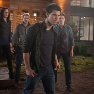 The Twilight Saga: Breaking Dawn - Parte 1, Peter Facinelli, Elizabeth Reaser, Taylor Lautner e Robert Pattinson in una scena del film