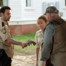 The Walking Dead: Andrew Lincoln e, di spalle, Pruitt Taylor Vince nell'episodio Sangue del mio sangue
