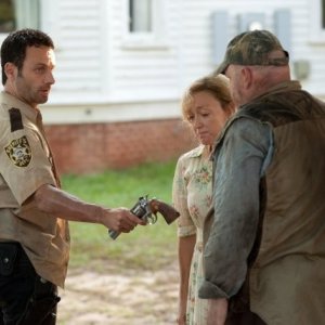 The Walking Dead: Andrew Lincoln e, di spalle, Pruitt Taylor Vince nell'episodio Sangue del mio sangue