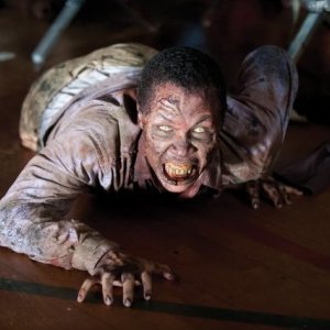 The Walking Dead: una terrificante creatura nell'episodio Sangue del mio sangue