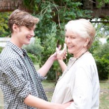 Un giorno questo dolore ti sarà utile: Toby Regbo danza con Ellen Burstyn in una scena del film