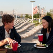 Un giorno questo dolore ti sarà utile: Toby Regbo e Lucy Liu mangiano insieme in una scena del film