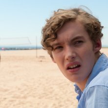 Un primo piano di Toby Regbo, protagonista di Un giorno questo dololre ti sarà utile