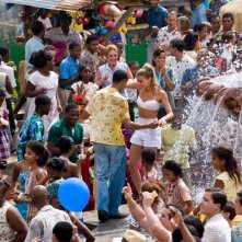 Amber Heard (al centro, vistita di bianco) in The Rum Diary