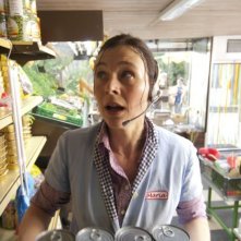 Bettina Mittendorfer commessa di supermercato in Eine ganz heiße Nummer