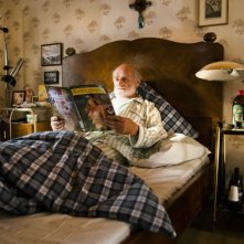 Eine ganz heiße Nummer: un nonno impegnato in letture 'calde'...