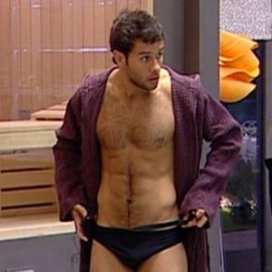 Grande Fratello 12: il rugbista Rudolf Mernone dopo la doccia