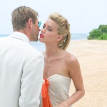 The Rum Diary: Aaron Eckhart con Amber Heard in una scena