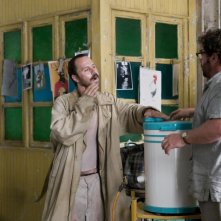 The Rum Diary: Giovanni Ribisi e Michael Rispoli (di spalle) in una scena