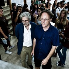 Fabrizio Bentivoglio e il regista Francesco Bruni in un'immagine dal set di Scialla!