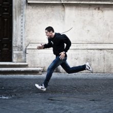 Filippo Scicchitano corre affannosamente in un'immagine tratta dalla commedia Scialla!