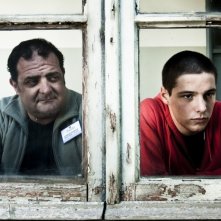 Filippo Scicchitano Guarda Fuori Dalla Finestra In Una Scena Di Scialla 220624