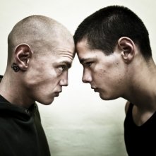 Giacomo Ceccarelli e Filippo Scicchitano in un testa a testa tratto dal film Scialla!