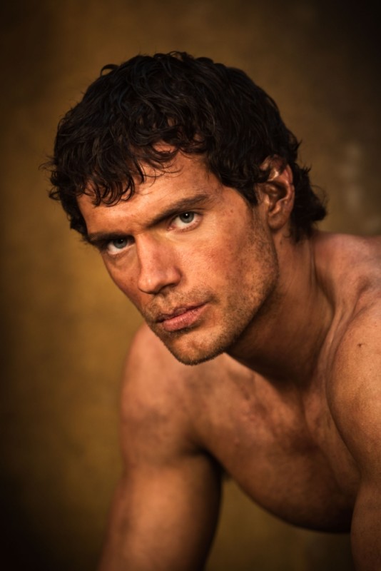 Henry Cavill a torso nudo in una foto promozionale di Immortals 3D