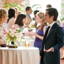 Kate Hudson chiacchiera rilassata con Gael Garcìa Bernal in una scena de Il mio angolo di paradiso