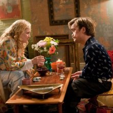 Kate Hudson gioca a carte con Peter Dinklage in una scena de Il mio angolo di paradiso