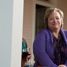 Kathy Bates radiosa e sorridente in una scena de Il mio angolo di paradiso