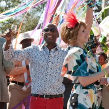 Lucy Punch e Romany Malco ad una festa in una scena de Il mio angolo di paradiso