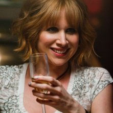 Lucy Punch sorseggia un aperitivo in una scena de Il mio angolo di paradiso