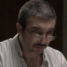 Ricardo Darìn con indosso gli occhiali da vista in una scena del film Un cuento chino