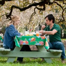 Kate Hudson insieme a Gael Garcìa Bernal durante un pic-nic in una scena de Il mio angolo di paradiso