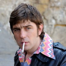 Libero De Rienzo nei panni di Salvatore in una scena de La kryptonite nella borsa