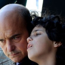 Luca Zingaretti in una scena de La kryptonite nella borsa insieme al piccolo Luigi Catani