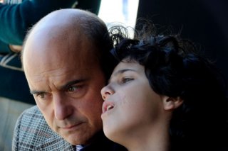 Luca Zingaretti in una scena de La kryptonite nella borsa insieme al piccolo Luigi Catani
