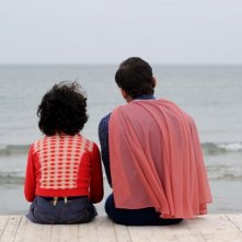 Luigi Catani e Vincenzo Nemolato di spalle in una scena della commedia La kryptonite nella borsa