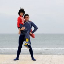 Luigi Catani in braccio a Vincenzo Nemolato in una foto promozionale de La kryptonite nella borsa