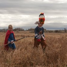 Magic Valley, due bambini vestiti da indiani in una scena del film di Jaffe Zinn