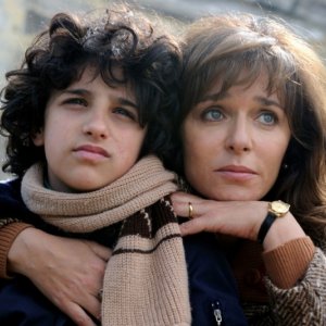 Valeria Golino in una scena de La kryptonite nella borsa insieme al piccolo Luigi Catani