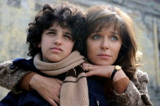 Valeria Golino in una scena de La kryptonite nella borsa insieme al piccolo Luigi Catani