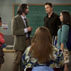 Community: Irene Sugene Choi, Joel McHale, Martin Starr e Alison Brie nell'episodio Geography of Global Conflict