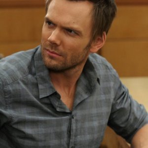 Community: Joel McHale nell'episodio Advanced Gay