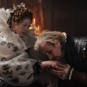 Anonymous: Rhys Ifans bacia la mano della regina Vanessa Redgrave in una scena del film
